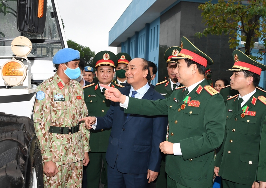 Chủ tịch nước Nguyễn Xuân Phúc và Đại tướng Phan Văn Giang trò chuyện với các sĩ quan GGHB LHQ của Việt Nam.